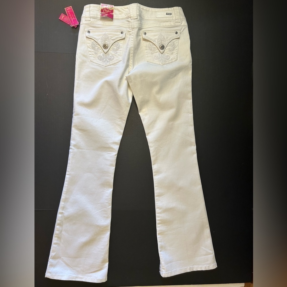 Candie’s white boot cut jeans with embroidered pockets NWT Sz-9 U19‎